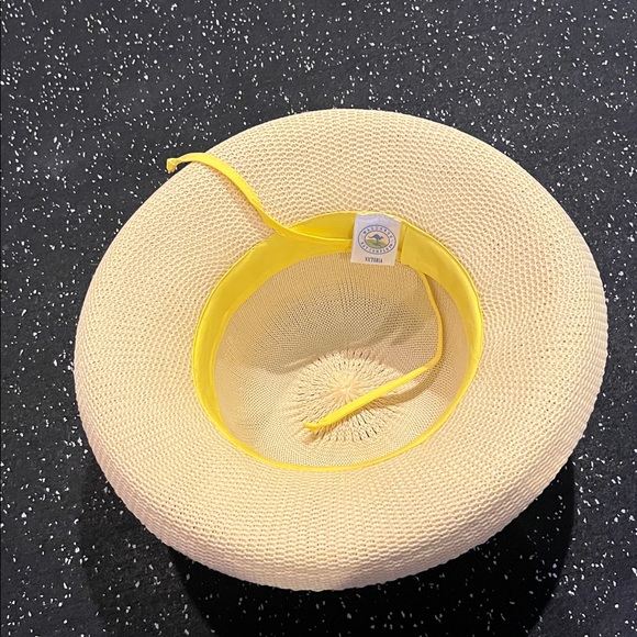 Yellow wallaroo packable Victoria - Picture 2 of 4